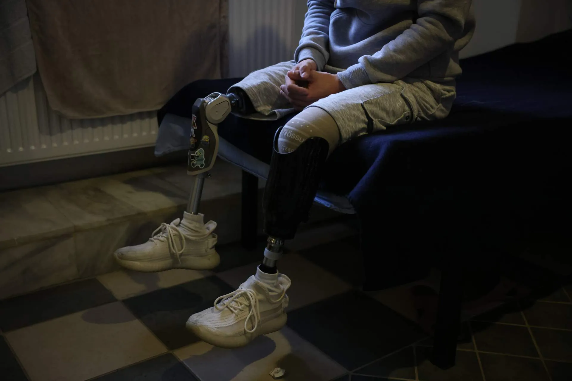 Український військовий Іван Ковалик, 22 роки, сидить на своєму ліжку в монастирі Пантократор на горі Афон, Греція, 26 листопада 2024 року